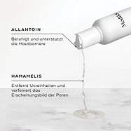 Flüssigkeit fließt aus der Daily Refresh Balancing Toner Flasche. Der Text hebt Allantoin zur Beruhigung, Hamamelis zur Porenverfeinerung und Präbiotika zum Ausgleich der Hautbakterien hervor.