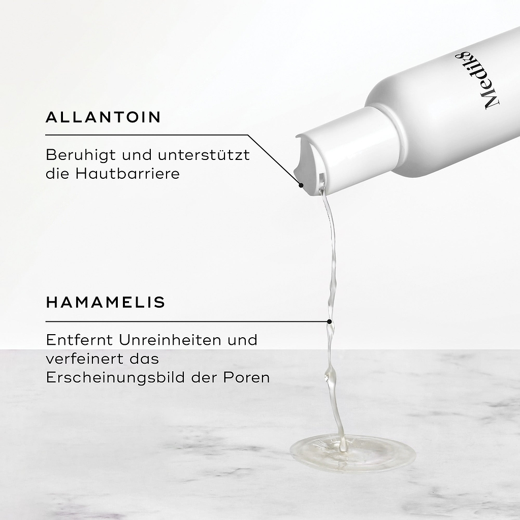 Flüssigkeit fließt aus der Daily Refresh Balancing Toner Flasche. Der Text hebt Allantoin zur Beruhigung, Hamamelis zur Porenverfeinerung und Präbiotika zum Ausgleich der Hautbakterien hervor.