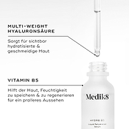 Nahaufnahme der Medik8 Hydr8 B5-Serumflasche mit Tropfer und klarer Flüssigkeit. Der Text hebt die wichtigsten Inhaltsstoffe hervor: „MULTI-WEIGHT HYALURONSÄURE sorgt für sichtbar hydratisierte und geschmeidige Haut“ und „VITAMIN B5 unterstützt die Haut bei der Speicherung und Regeneration von Feuchtigkeit für ein pralleres Erscheinungsbild“.