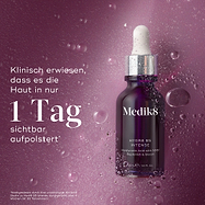 Die Medik8 Hydr8 B5 Intense Glas-Tropfflasche steht zentriert auf einem schimmernden violetten Hintergrund mit durchscheinenden Wassertropfen. Fettdruck weist darauf hin, dass das Produkt klinisch nachweislich die Haut bereits nach 1 Tag sichtbar aufpolstert