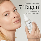 Eine Frau hält eine Flasche Hautpflege-Serum, daneben steht Text über sichtbare Hautverbesserungen in 7 Tagen.
