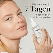 Eine Frau hält eine Flasche Hautpflege-Serum, daneben steht Text über sichtbare Hautverbesserungen in 7 Tagen.