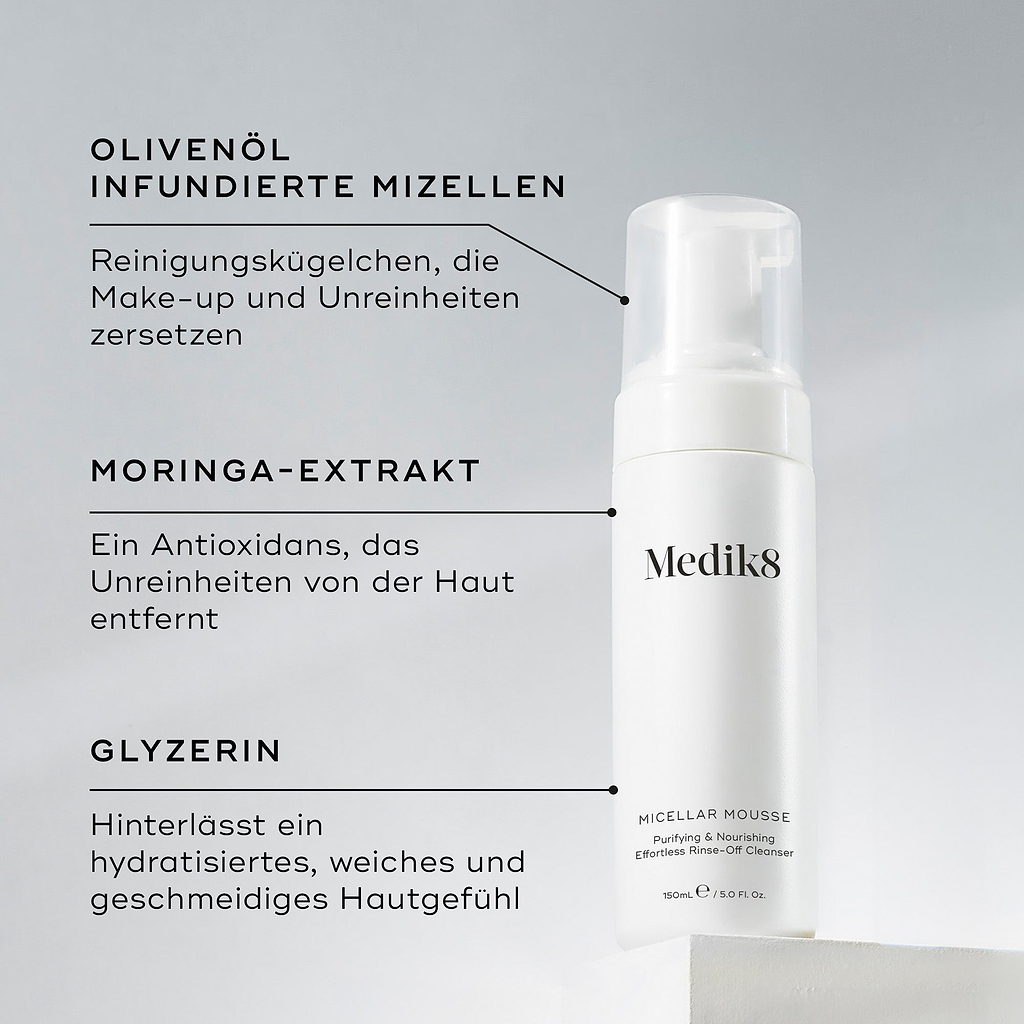 Eine Medik8 Micellar Mousse Flasche auf einem weißen Block präsentiert. Linien verbinden die Flasche mit Texten, die die Hauptinhaltsstoffe erklären: mit Olivenöl angereicherte Mizellen zum Entfernen von Make-up, Moringa-Extrakt zum Herausziehen von Unreinheiten und Glycerin zur Hydratation.