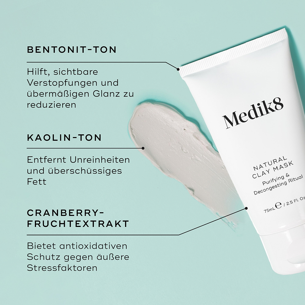Die Medik8 Natural Clay Mask mit Text, der die Hauptwirkstoffe hervorhebt, auf hellblauem Hintergrund.
