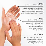 Nahaufnahme von Händen, die einen leichten Schaum aufschäumen, mit Hervorhebung der Schlüsselwirkstoffe von Medik8 Surface Radiance Cleanse. Der Text beschreibt AHAs (Mandelsäure und Milchsäure) zur oberflächlichen Exfoliation, BHAs (Salicylsäure) zum Lösen von Verstopfungen sowie Glycerin zur Befeuchtung und Hydratisierung der Haut.