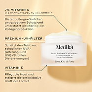 Geöffneter Glastiegel von Medik8 Daily Radiance Vitamin C vor warmem goldenen Hintergrund mit Hervorhebung der Inhaltsstoffe. Der Text betont 7 % Vitamin C (Tetrahexyldecylascorbat) für antioxidativen Schutz und Unterstützung der Kollagenbildung, hochwertige UV-Filter für UVA- und UVB-Schutz sowie Vitamin E zur Pflege der Haut und zur Verstärkung der antioxidativen Wirkung.
