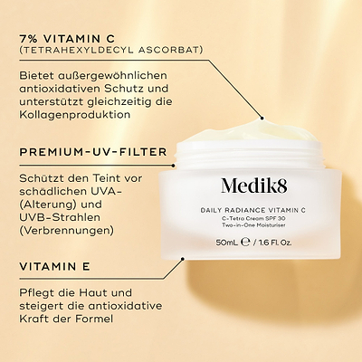 Geöffneter Glastiegel von Medik8 Daily Radiance Vitamin C vor warmem goldenen Hintergrund mit Hervorhebung der Inhaltsstoffe. Der Text betont 7 % Vitamin C (Tetrahexyldecylascorbat) für antioxidativen Schutz und Unterstützung der Kollagenbildung, hochwertige UV-Filter für UVA- und UVB-Schutz sowie Vitamin E zur Pflege der Haut und zur Verstärkung der antioxidativen Wirkung.