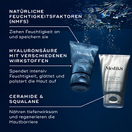 Zwei Tuben Medik8 H.E.O. Maske (blaue Stufe 1 und weiße Stufe 2) werden vor einem Hintergrund aus Wassertropfen präsentiert. Texthinweise heben die wichtigsten Inhaltsstoffe hervor: NATÜRLICHE FEUCHTIGKEITSFAKTOREN, HYALURONSÄURE MIT MEHREREN GEWICHTEN, CERAMIDE UND SQUALAN