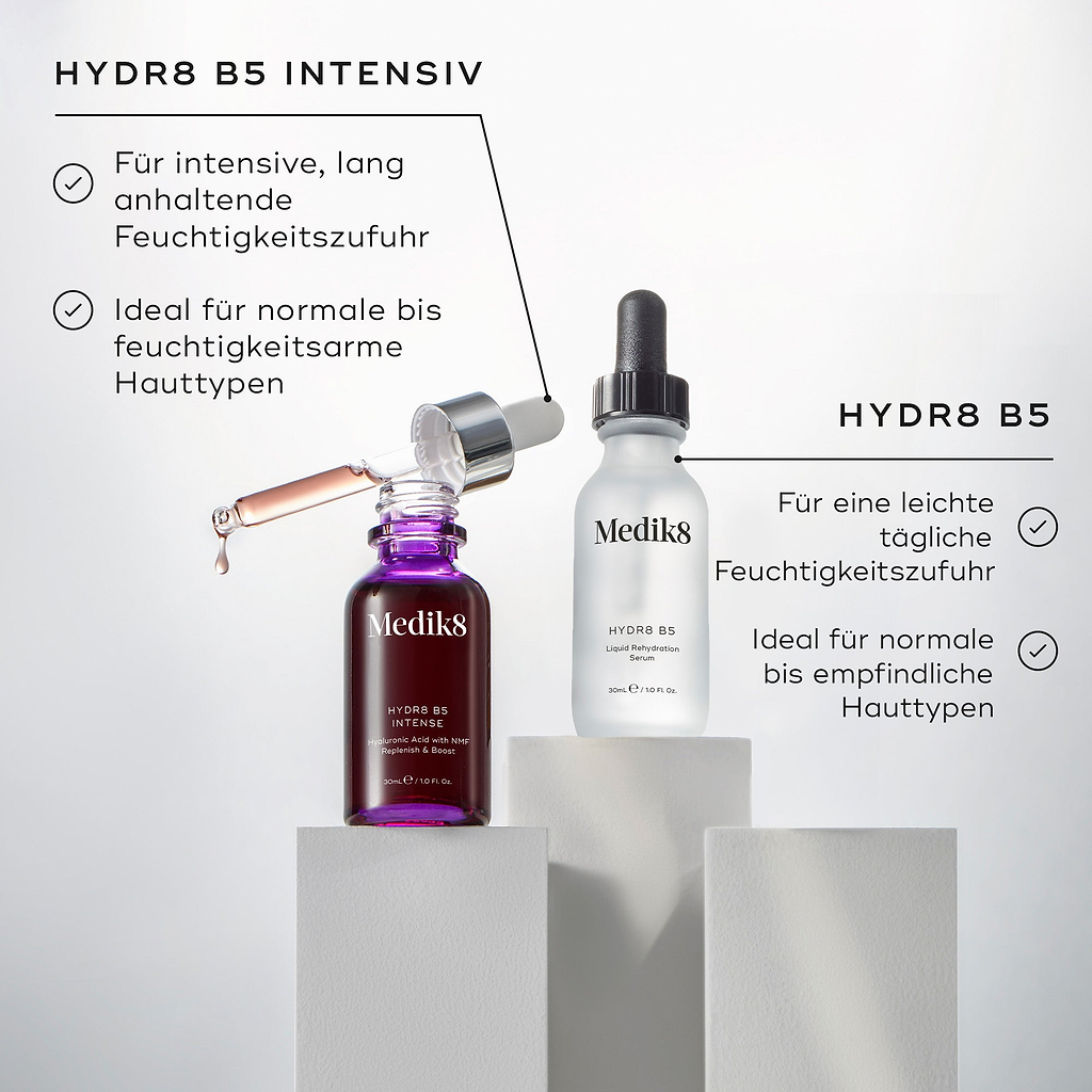 Die Serumflaschen Medik8 Hydr8 B5 Intense und Hydr8 B5 stehen auf weißen Podesten vor einem sauberen, hellen Hintergrund. Der Text listet die Vorteile von „HYDR8 B5 INTENSE“ als „Für intensivierte, langanhaltende Feuchtigkeit“ und „Ideal für normale bis feuchtigkeitsarme Hauttypen“. Die Vorteile von „HYDR8 B5“ umfassen „Für leichte tägliche Feuchtigkeit“ und „Ideal für normale bis empfindliche Hauttypen“.
