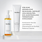 Die Lipid-Balance Cleansing Oil Flasche steht neben einem Surface Radiance Cleanse Tube. Der Text empfiehlt, beide zu kombinieren für eine  gründliche Reinigung, gefolgt von gezielten strahlkraftsteigernden Vorteilen“