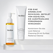Die Lipid-Balance Cleansing Oil Flasche steht neben einem Surface Radiance Cleanse Tube. Der Text empfiehlt, beide zu kombinieren für eine  gründliche Reinigung, gefolgt von gezielten strahlkraftsteigernden Vorteilen“