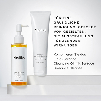 Die Lipid-Balance Cleansing Oil Flasche steht neben einem Surface Radiance Cleanse Tube. Der Text empfiehlt, beide zu kombinieren für eine  gründliche Reinigung, gefolgt von gezielten strahlkraftsteigernden Vorteilen“