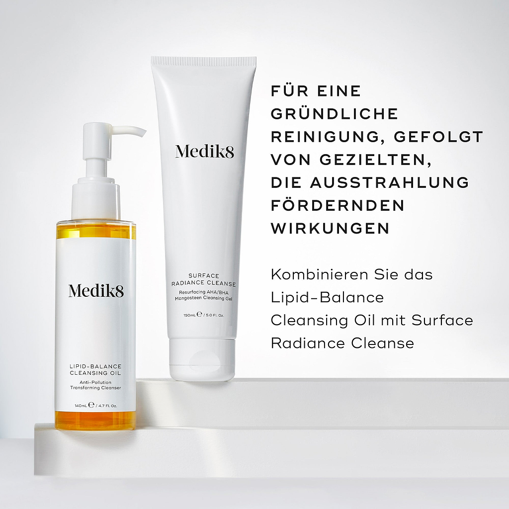 Die Lipid-Balance Cleansing Oil Flasche steht neben einem Surface Radiance Cleanse Tube. Der Text empfiehlt, beide zu kombinieren für eine  gründliche Reinigung, gefolgt von gezielten strahlkraftsteigernden Vorteilen“