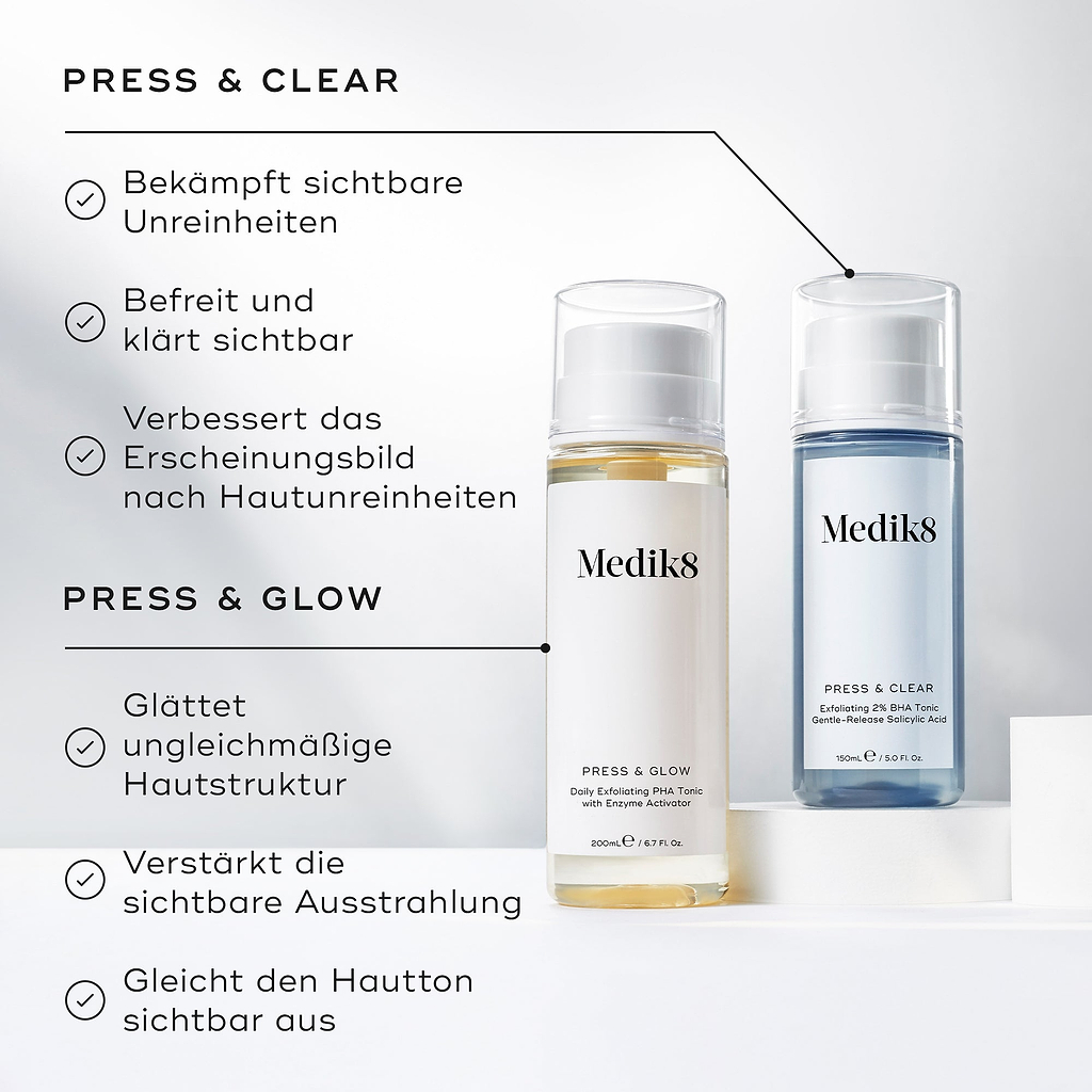 Die Flaschen Medik8 Press & Glow und Press & Clear stehen auf weißen Podesten vor einem sauberen, hellen Hintergrund. Der Text listet die Vorteile von „PRESS & CLEAR“ auf: Bekämpfung sichtbarer Unreinheiten, Entstauung und Klärung. Die Vorteile von „PRESS & GLOW“ umfassen das Glätten ungleichmäßiger Hauttextur, Steigerung des sichtbaren Strahlkrafts und sichtbar gleichmäßigeres Hautbild.