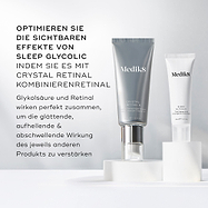 Medik8 Crystal Retinal 6 und Sleep Glycolic-Tube stehen auf weißen, runden Podesten vor einem sauberen weißen Hintergrund. Der Text empfiehlt: „OPTIMIEREN SIE DIE SICHTBAREN EFFEKTE VON SLEEP GLYCOLIC, INDEM SIE ES MIT CRYSTAL RETINAL KOMBINIEREN“, und erklärt, dass Glycolsäure und Retinal „die glättenden, aufhellenden und entstauenden Vorteile gegenseitig verstärken“.