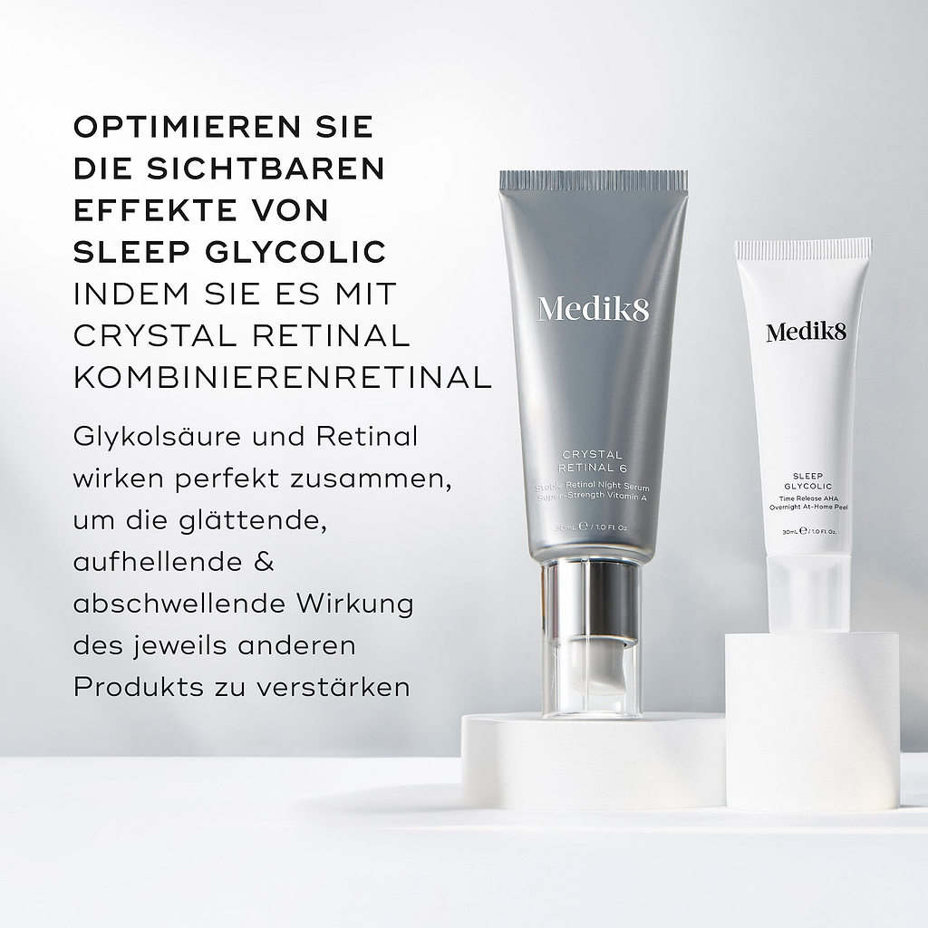 Medik8 Crystal Retinal 6 und Sleep Glycolic-Tube stehen auf weißen, runden Podesten vor einem sauberen weißen Hintergrund. Der Text empfiehlt: „OPTIMIEREN SIE DIE SICHTBAREN EFFEKTE VON SLEEP GLYCOLIC, INDEM SIE ES MIT CRYSTAL RETINAL KOMBINIEREN“, und erklärt, dass Glycolsäure und Retinal „die glättenden, aufhellenden und entstauenden Vorteile gegenseitig verstärken“.