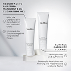 "Medik8 Pore Cleanse Gel Intense und Surface Radiance Cleanse Tuben zusammen auf weißen Blöcken dargestellt. Text zum Pore Cleanse Gel Intense weist darauf hin, dass es hilft, Öl zu reduzieren, Glanz zu minimieren und das Erscheinungsbild vergrößerter Poren zu verbessern. Text zum Surface Radiance Cleanse hebt Hautglättung, Aufhellung und die Bekämpfung von Altersanzeichen wie fahler Haut und ungleichmäßigem Teint hervor