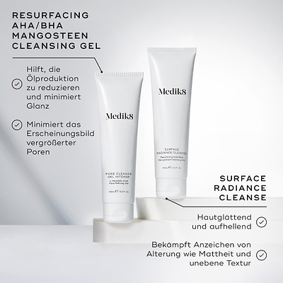 "Medik8 Pore Cleanse Gel Intense und Surface Radiance Cleanse Tuben zusammen auf weißen Blöcken dargestellt. Text zum Pore Cleanse Gel Intense weist darauf hin, dass es hilft, Öl zu reduzieren, Glanz zu minimieren und das Erscheinungsbild vergrößerter Poren zu verbessern. Text zum Surface Radiance Cleanse hebt Hautglättung, Aufhellung und die Bekämpfung von Altersanzeichen wie fahler Haut und ungleichmäßigem Teint hervor