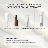 Vier Medik8-Produkte sind für eine Morgenhautpflegeroutine vor einem hellgrauen Hintergrund angeordnet. Die Schritte umfassen Surface Radiance Cleanse, C-Tetra Luxe (Vitamin C), Advanced Day Eye Protect (Sonnenschutz für die Augen) und Advanced Day Total Protect (Sonnenschutz für das Gesicht). Experten empfehlen, alle 2 Stunden nachzulegen, wenn man direktem Sonnenlicht ausgesetzt ist.