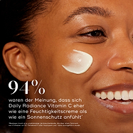 Nahaufnahme im Profil eines lächelnden Models mit einem Creme-Strich auf der Wange. Fettdruck weist darauf hin, dass 94 % der Anwender empfanden, dass Daily Radiance Vitamin C eher wie eine Feuchtigkeitscreme als ein Sonnenschutz wirkt