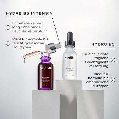 Vergleich von Medik8 Hydr8 B5 Intense- und Hydr8 B5-Tropfflaschen auf weißen Blöcken. Text für Hydr8 B5 Intense weist darauf hin, dass es eine hochwirksame, langanhaltende Feuchtigkeit für normale bis dehydrierte Haut bietet. Text für Hydr8 B5 beschreibt es als leichte tägliche Feuchtigkeitspflege, ideal für normale bis empfindliche Hauttypen.