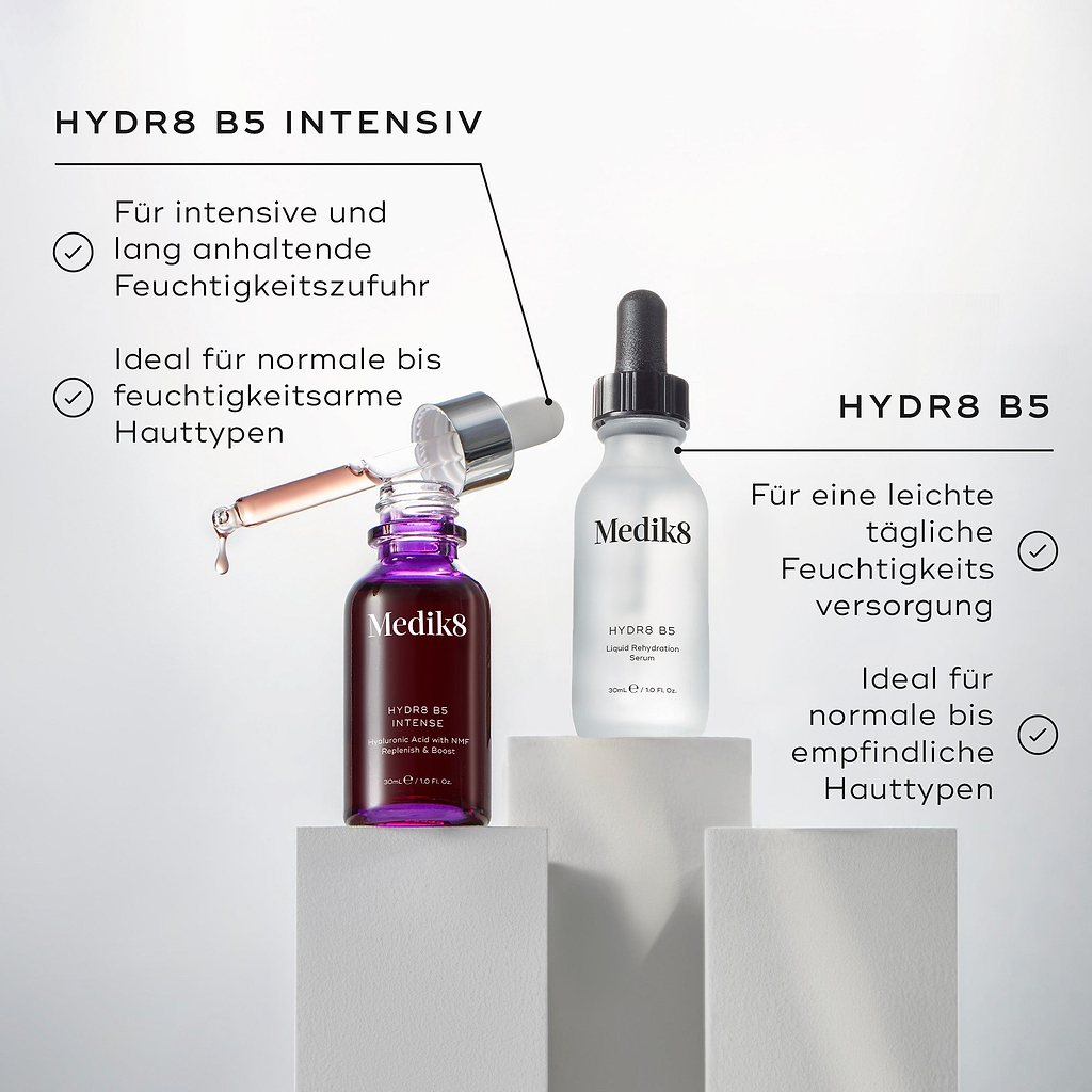 Vergleich von Medik8 Hydr8 B5 Intense- und Hydr8 B5-Tropfflaschen auf weißen Blöcken. Text für Hydr8 B5 Intense weist darauf hin, dass es eine hochwirksame, langanhaltende Feuchtigkeit für normale bis dehydrierte Haut bietet. Text für Hydr8 B5 beschreibt es als leichte tägliche Feuchtigkeitspflege, ideal für normale bis empfindliche Hauttypen.