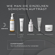 „Dunkles, minimalistisches ‘How to Layer’-Visual mit Mondsymbol für die PM-Routine. Die Medik8 Produkte sind in der richtigen Reihenfolge dargestellt, mit Text unter jedem Schritt: ‘Reinigen’ (Lipid-Balance Cleansing Oil), ‘Direktsäure’ (Sleep Glycolic), ‘Gezielt behandeln’ (Liquid Peptides), ‘Vitamin A’ (Crystal Retinal) und ‘Feuchtigkeitspflege’ (Advanced Night Restore). Ein gestrichelter Rahmen hebt den Schritt ‘Direktsäure’ hervor. Darunter steht: ‘Expertenrat: Verwenden Sie nur eine Direktsäure pro Pfl