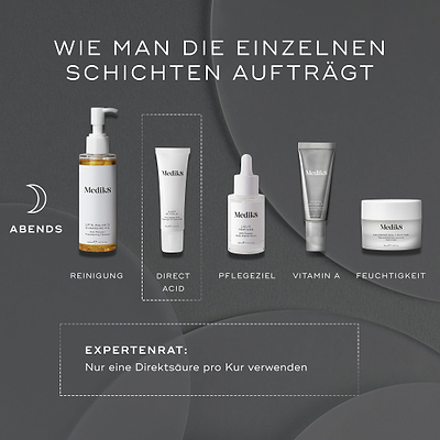 „Dunkles, minimalistisches ‘How to Layer’-Visual mit Mondsymbol für die PM-Routine. Die Medik8 Produkte sind in der richtigen Reihenfolge dargestellt, mit Text unter jedem Schritt: ‘Reinigen’ (Lipid-Balance Cleansing Oil), ‘Direktsäure’ (Sleep Glycolic), ‘Gezielt behandeln’ (Liquid Peptides), ‘Vitamin A’ (Crystal Retinal) und ‘Feuchtigkeitspflege’ (Advanced Night Restore). Ein gestrichelter Rahmen hebt den Schritt ‘Direktsäure’ hervor. Darunter steht: ‘Expertenrat: Verwenden Sie nur eine Direktsäure pro Pfl