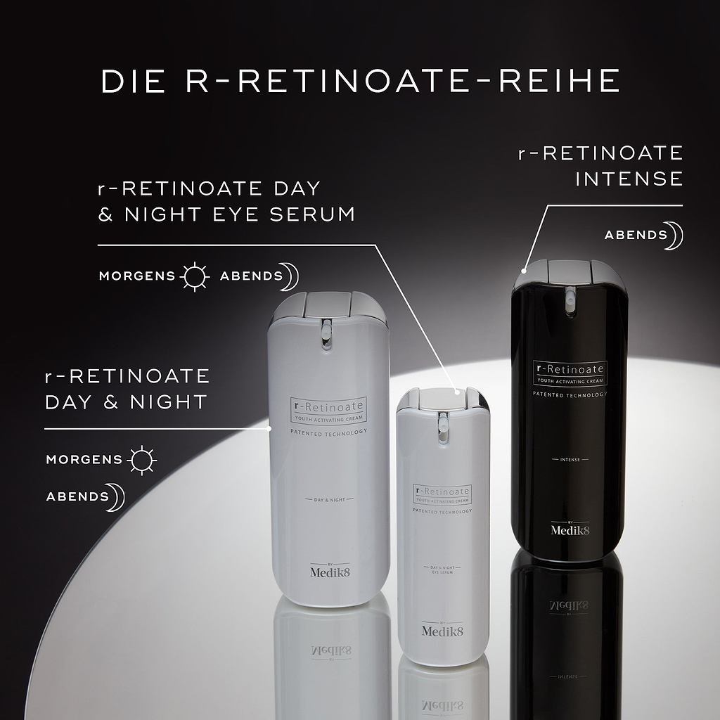 Drei Medik8 r-Retinoate Produkte auf einer reflektierenden Oberfläche: r-Retinoate Day & Night und r-Retinoate Day & Night Eye Serum (beide für AM/PM Anwendung) sowie r-Retinoate Intense (nur für PM Anwendung) 