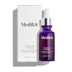 Die Medik8 Hydr8 B5 Intense Glas-Tropfflasche steht neben ihrem passenden weißen Außenkarton auf sauberem weißem Hintergrund. Text auf beiden identifiziert das Produkt als 30mL Hyaluronsäure mit NMF Serum zur Auffüllung und Unterstützung