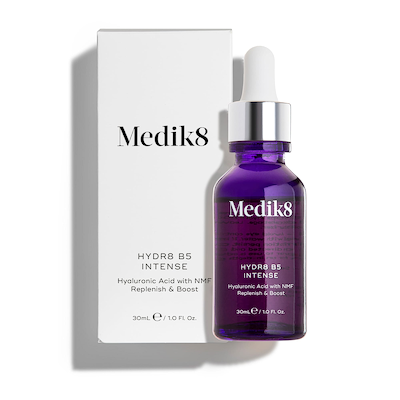Die Medik8 Hydr8 B5 Intense Glas-Tropfflasche steht neben ihrem passenden weißen Außenkarton auf sauberem weißem Hintergrund. Text auf beiden identifiziert das Produkt als 30mL Hyaluronsäure mit NMF Serum zur Auffüllung und Unterstützung