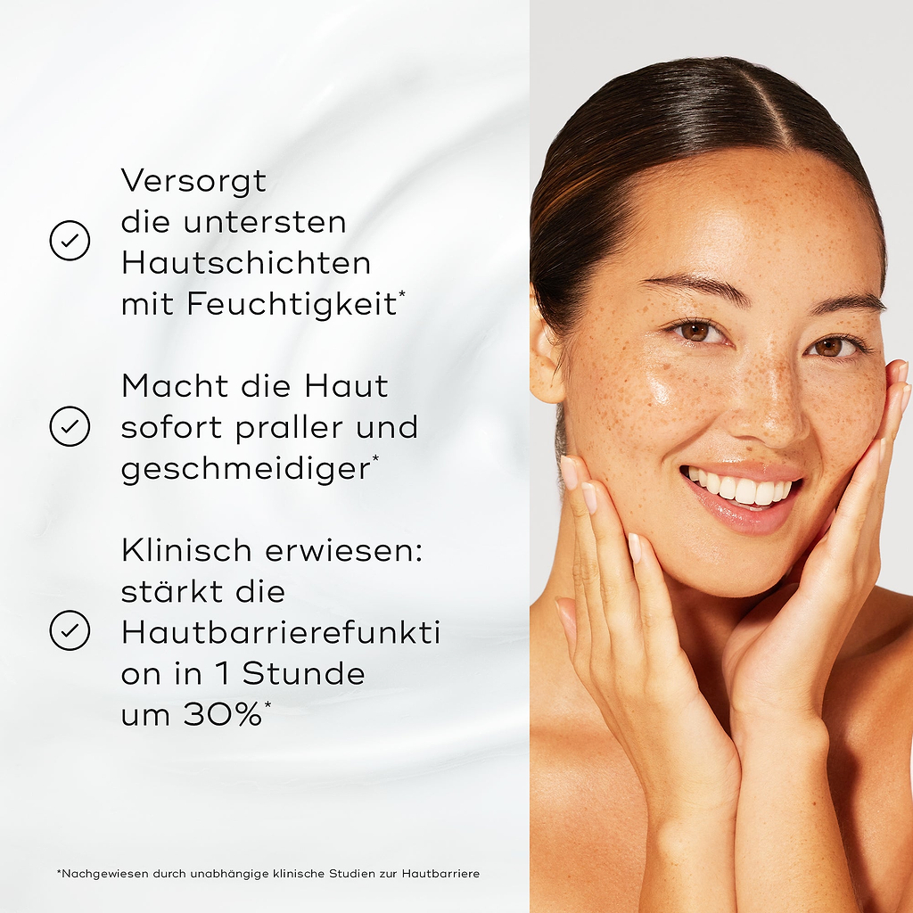 Eine lächelnde Frau berührt ihr Gesicht. Drei Punkte erläutern die Produktvorteile: „Versorgt die untersten Hautschichten mit Feuchtigkeit*“, „Macht die Haut sofort praller und geschmeidiger*“ und „Klinisch erwiesen: Stärkt die Hautbarrierefunktion innerhalb von 1 Stunde um 30 %*.“