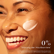 Lächelnde Frau mit strahlender Haut und einem Auftrag des Medik8 C-Tetra Advanced Serums auf der Wange, der 0 % Barrierestörung für sanfte, aber effektive Aufhellung betont.