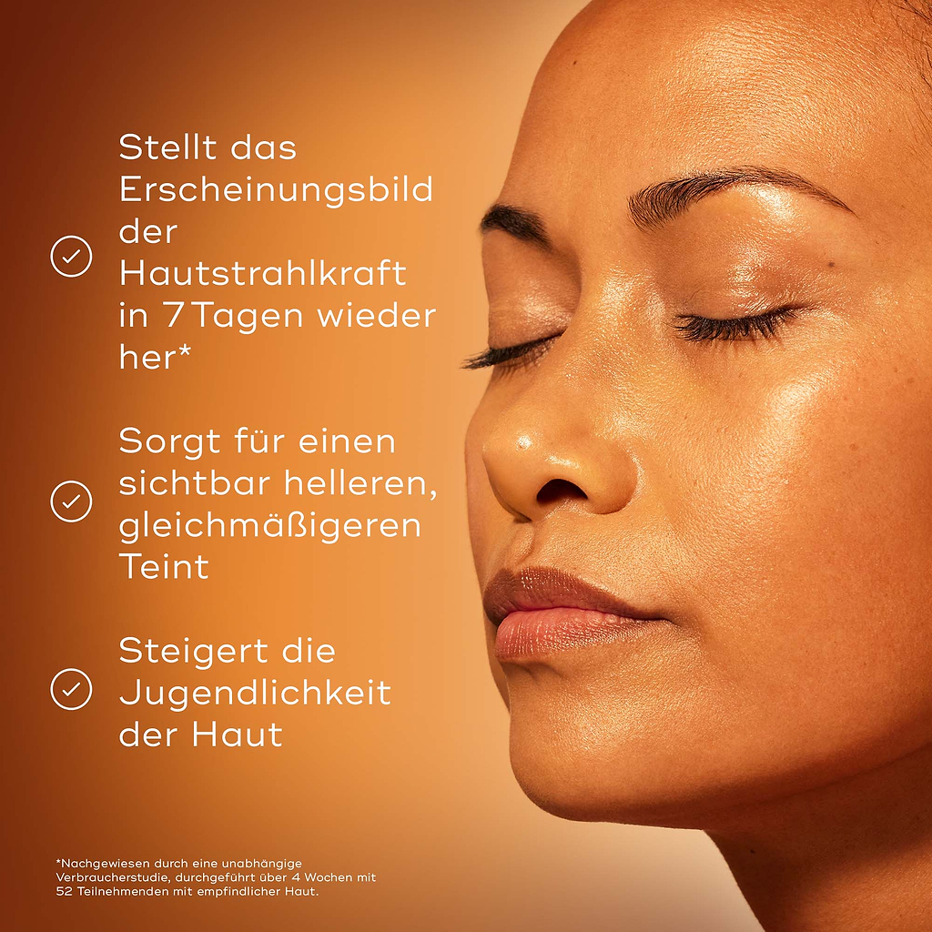 Nahaufnahme einer Person mit strahlender, mit Feuchtigkeit versorgter Haut. Der Text hebt die Vorteile hervor: stellt die Hautstrahlkraft in 7 Tagen wieder her, sorgt für einen sichtbar helleren, gleichmäßigeren Teint und steigert die Jugendlichkeit der Haut.