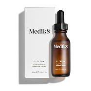 Eine 30-ml-Bernsteinflasche des Medik8 C-Tetra Lipid Vitamin C Radiance Serums vor seiner schlichten, weißen Kartonverpackung.