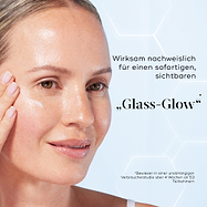 Nahaufnahme eines Models, das Serum auf die Wange aufträgt und dabei einen strahlenden Teint zeigt. Der Text lautet Nachweislich sorgt es für einen sofortigen, sichtbaren glasartigen Glow*.