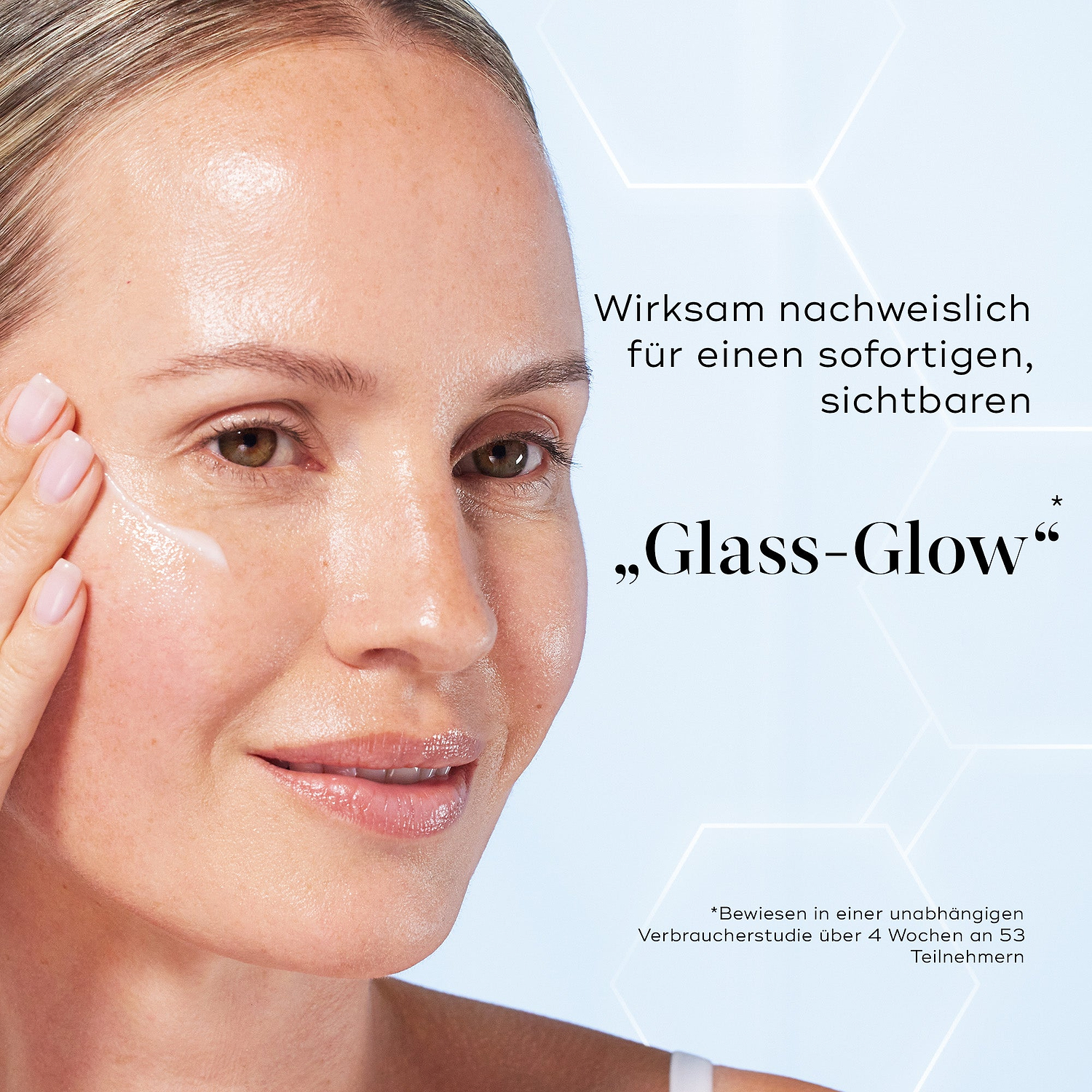 Nahaufnahme eines Models, das Serum auf die Wange aufträgt und dabei einen strahlenden Teint zeigt. Der Text lautet Nachweislich sorgt es für einen sofortigen, sichtbaren glasartigen Glow*.