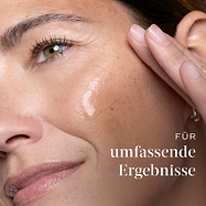 Nahaufnahme einer Frau, die das Medik8 Serum auf ihre Wange aufträgt, mit Hinweis auf Full-Spectrum-Ergebnisse.