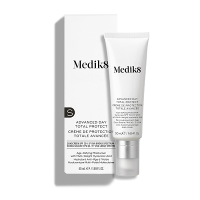 Die Medik8 Advanced Day Ultimate Protect Tube steht auf sauberem weißem Hintergrund mit passendem weißen Außenkarton. Text identifiziert das Produkt als 50mL Anti-Age Feuchtigkeitscreme mit SPF 30 und 5* UVA-Schutz.