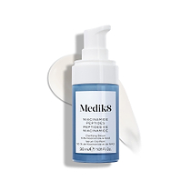 Medik8 Niacinamide Peptides Serumflasche mit weißem Pumpspender, auf einer weißen Oberfläche platziert, mit einem Streifen weißen Serums dahinter.