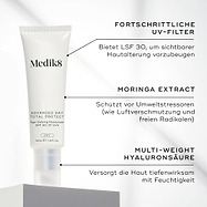 Medik8 Advanced Day Total Protect Tube steht auf einem weißen Block vor sauberem grauem Hintergrund. Der Text hebt die Schlüsselwirkstoffe hervor: Fortschrittliche UV-Filter für SPF 30 Schutz und zur Vorbeugung sichtbarer Hautalterung, Moringa-Extrakt zum Schutz vor Umweltbelastungen wie Luftverschmutzung und freien Radikalen sowie Multi-Weight-Hyaluronsäure zur intensiven Hydratisierung der Haut.