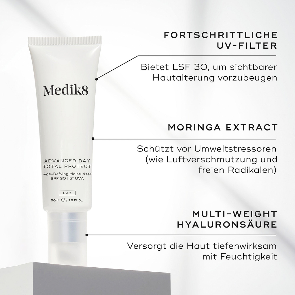 Medik8 Advanced Day Total Protect Tube steht auf einem weißen Block vor sauberem grauem Hintergrund. Der Text hebt die Schlüsselwirkstoffe hervor: Fortschrittliche UV-Filter für SPF 30 Schutz und zur Vorbeugung sichtbarer Hautalterung, Moringa-Extrakt zum Schutz vor Umweltbelastungen wie Luftverschmutzung und freien Radikalen sowie Multi-Weight-Hyaluronsäure zur intensiven Hydratisierung der Haut.