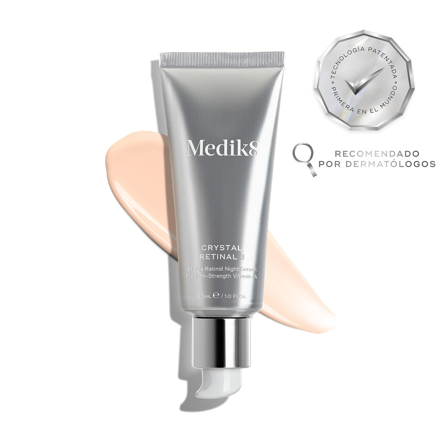 El tubo de Medik8 Crystal Retinal 3 descansa sobre una franja de sérum rosa pálido sobre un fondo blanco. Distintivos destacan «Ganador de los Get The Gloss Beauty Awards 2025» y «Primera tecnología patentada del mundo», junto con el texto: «El sérum facial dermatológico n.º 1 del Reino Unido*».
