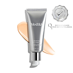 El tubo de Medik8 Crystal Retinal 6 descansa sobre una franja de sérum rosa pálido sobre un fondo blanco. Distintivos destacan «Ganador de los Get The Gloss Beauty Awards 2025» y «Primera tecnología patentada del mundo», junto con el texto: «El sérum facial dermatológico n.º 1 del Reino Unido*».
