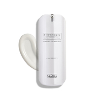 Un elegante frasco blanco con dispensador de r-Retinoate Day & Night se mantiene en posición vertical, con un remolino de crema blanca al lado.