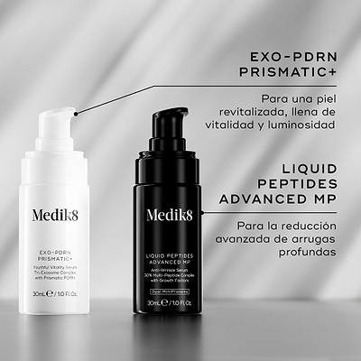 Dos frascos de sérum Medik8 se encuentran uno al lado del otro sobre un fondo gris suave. El frasco blanco de EXO-PDRN Prismatic+ se describe como indicado para la rejuvenecimiento general y visible de la piel. El frasco negro de Liquid Peptides Advanced MP se describe como indicado para reducir visiblemente las arrugas profundas.