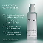 Frasco del gel limpiador diario «Total Moisture» de Medik8 con un panel informativo en el que se describen sus principales beneficios, entre los que se incluyen la eliminación eficaz del maquillaje y del protector solar, una limpieza que prioriza la hidratación y el refuerzo de la barrera cutánea