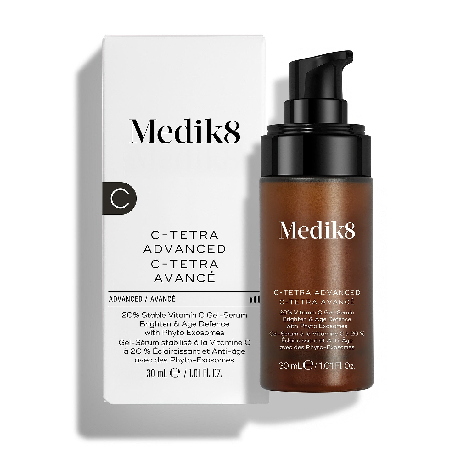 Botella ámbar con dispensador de 30 ml de Medik8 C-Tetra Advanced colocada junto a su caja de cartón blanca sobre un fondo blanco limpio. El texto de la botella y la caja dice: «Gel-sérum con 20 % de vitamina C», «Luminosidad y defensa antiedad» y «con fitoexosomas».