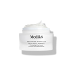El tarro de crema para ojos Medik8 Advanced Night Eye aparece sobre un fondo blanco con la tapa retirada. La rica crema blanca es visible en el interior del tarro, destacando su textura.