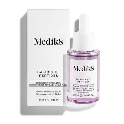 Sérum «Bakuchiol Peptides Retinol Alternative» de Medik8, que se muestra con su caja de embalaje blanca y un frasco cuentagotas transparente que contiene un líquido de color morado claro, sobre un fondo blanco impecable.